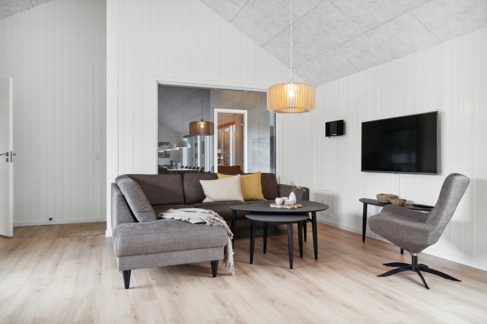 Die Couch im Luxusferienhaus Nr. 579 in Westjütland lädt zu Gesellschaftsspielen oder zu Kinoabenden ein.