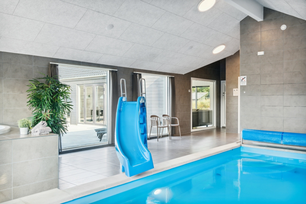 Das Ferienhaus 579 hat einen schicken Poolbereich mit Wasserrutsche, einem geräumigen, eingelassenen Whirlpool und einer Sauna.