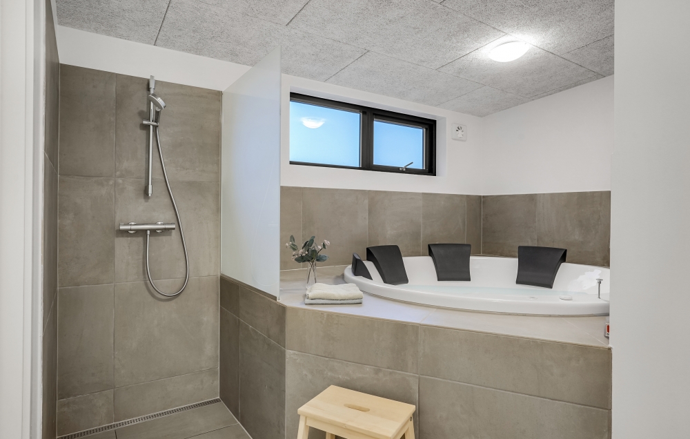 Genießen Sie den warmen Whirlpool im Luxusferienhaus Nr. 581 in Ostjütland