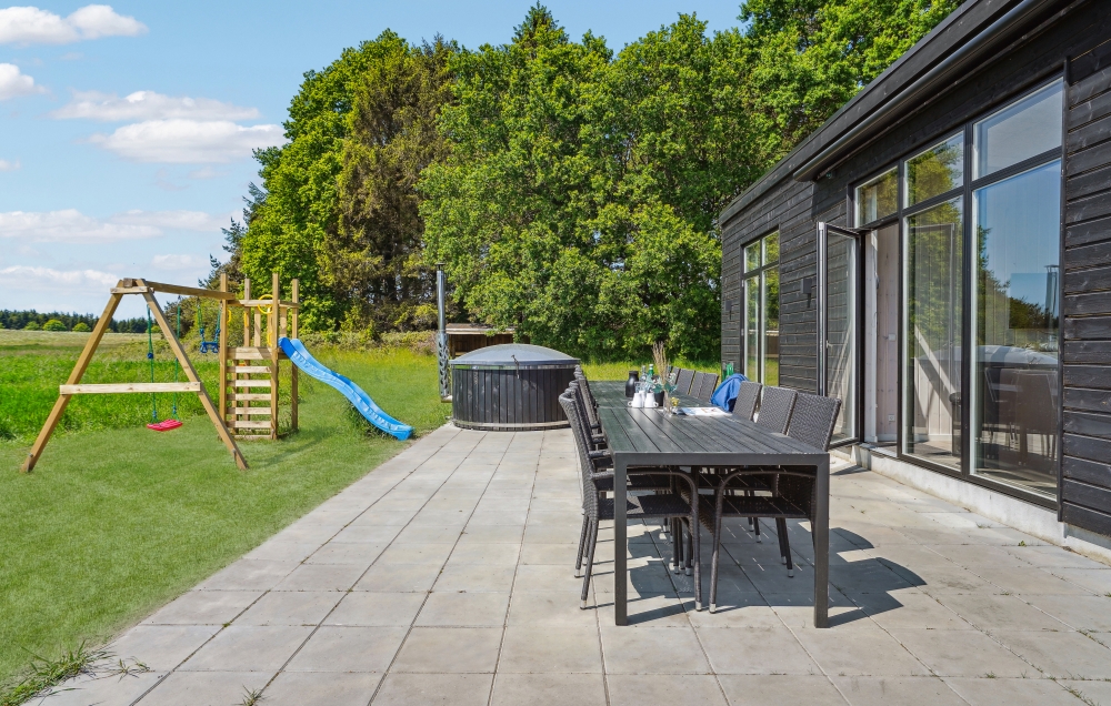 Auf der Terrasse des Ferienhauses Nr. 581 ist Platz für 16 Personen.