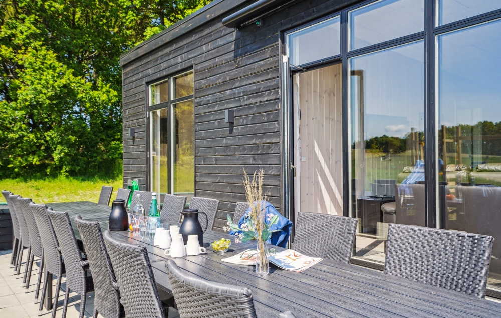 Genießen Sie einen Grillabend auf der Terrasse des Luxusferienhauses Nr. 581 in Ostjütland