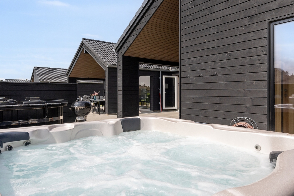 Genießen Sie den warmen Whirlpool im Luxusferienhaus Nr. 601 in Südjütland