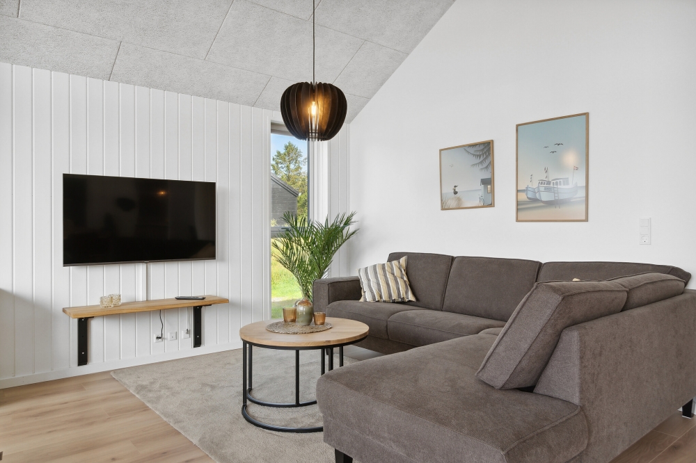 Die Couch im Luxusferienhaus Nr. 590 in Südjütland lädt zu Gesellschaftsspielen oder zu Kinoabenden ein.