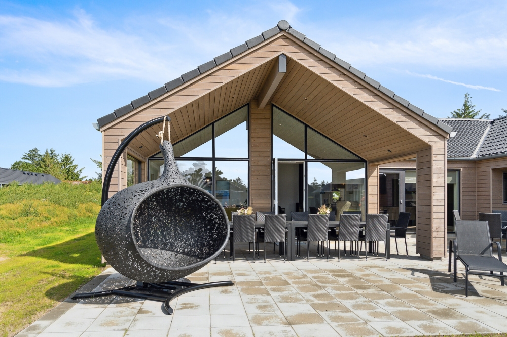 Das Luxusferienhaus Nr. 590 hat eine tolle Terrasse, die mit hochwertigen Gartenmöbeln für 18 Personen ausgestattet ist.