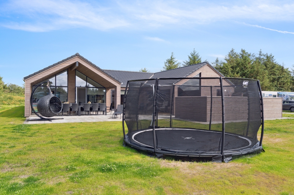 Zu dem attraktiven Ferienhaus Nr. 590 in Südjütland gehört auch ein tolles Angebot im Außenbereich, z. B. Spieleturm und Schaukeln