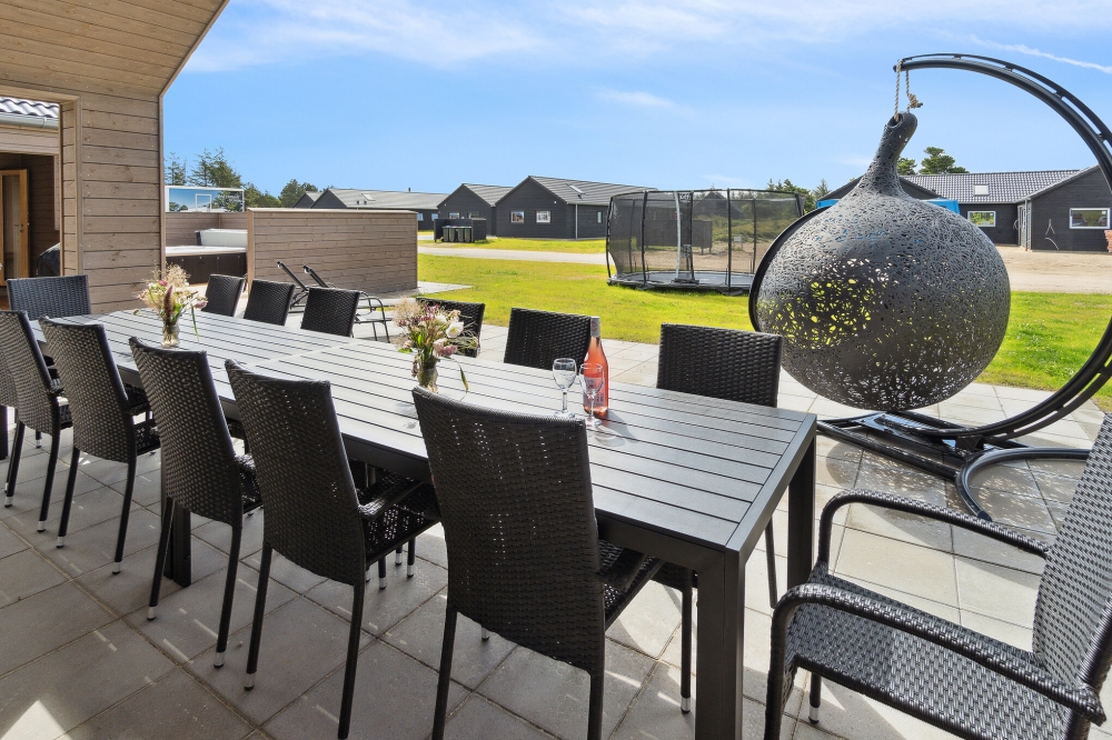 Auf der Terrasse des Ferienhauses Nr. 590 ist Platz für 18 Personen.