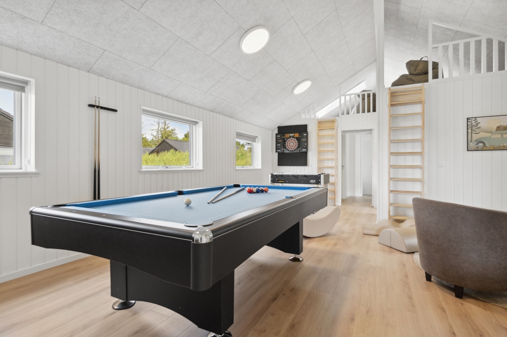 Neben den vielen schönen Stunden, die man im Poolbereich des Hauses verbringen kann, bietet das Luxusferienhaus 590 auch Spielevergnügen bei Billard/Tischtennis und Darts
