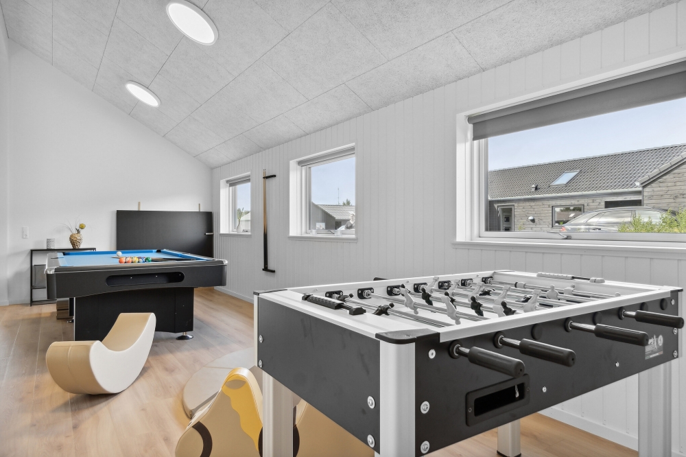 Das Luxusferienhaus 590 für 18 Personen hat einen großen Aktivitätsraum mit u. a. Billard und Darts
