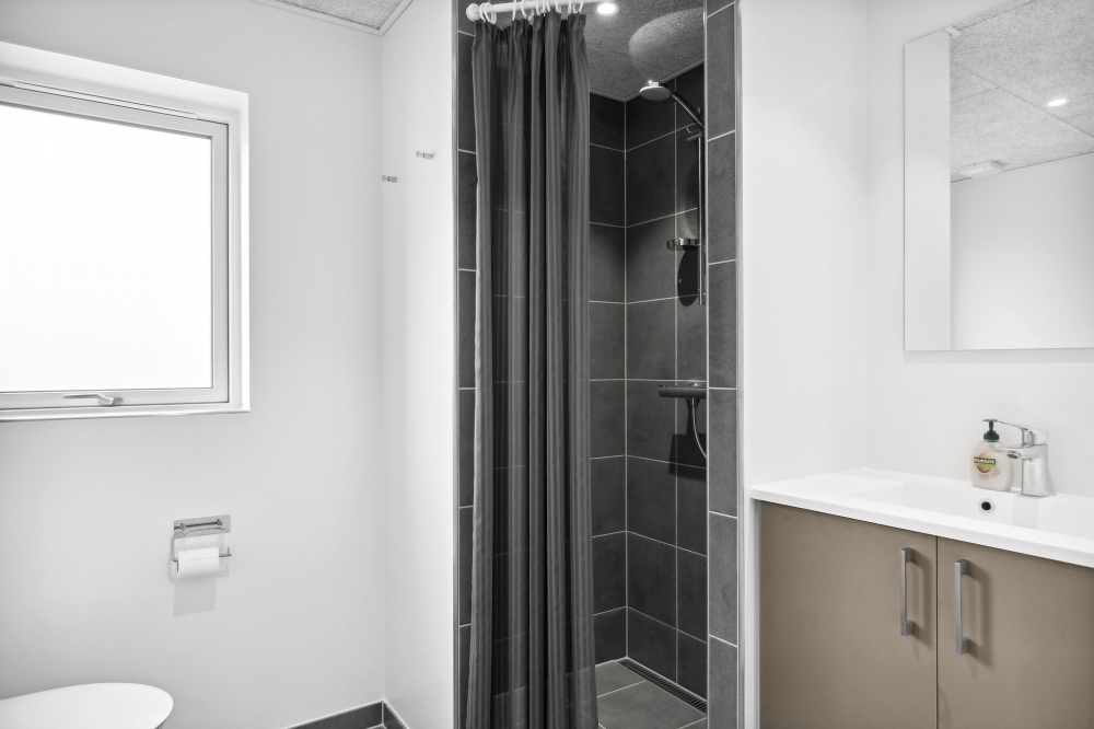 Eines der Badezimmer im Luxusferienhaus Nr. 590