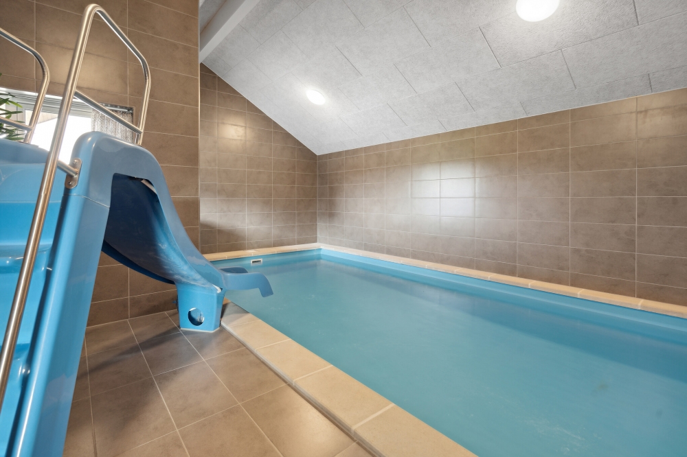Das Ferienhaus 591 hat einen schicken Poolbereich mit Wasserrutsche, einem geräumigen, eingelassenen Whirlpool und einer Sauna.