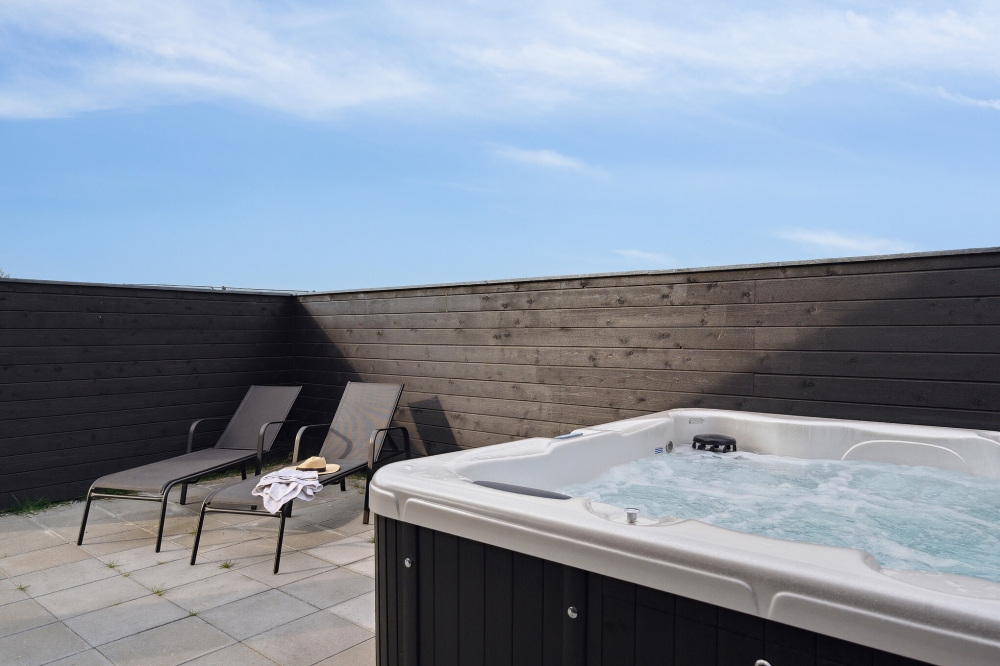 Genießen Sie den warmen Whirlpool im Luxusferienhaus Nr. 591 in Südjütland