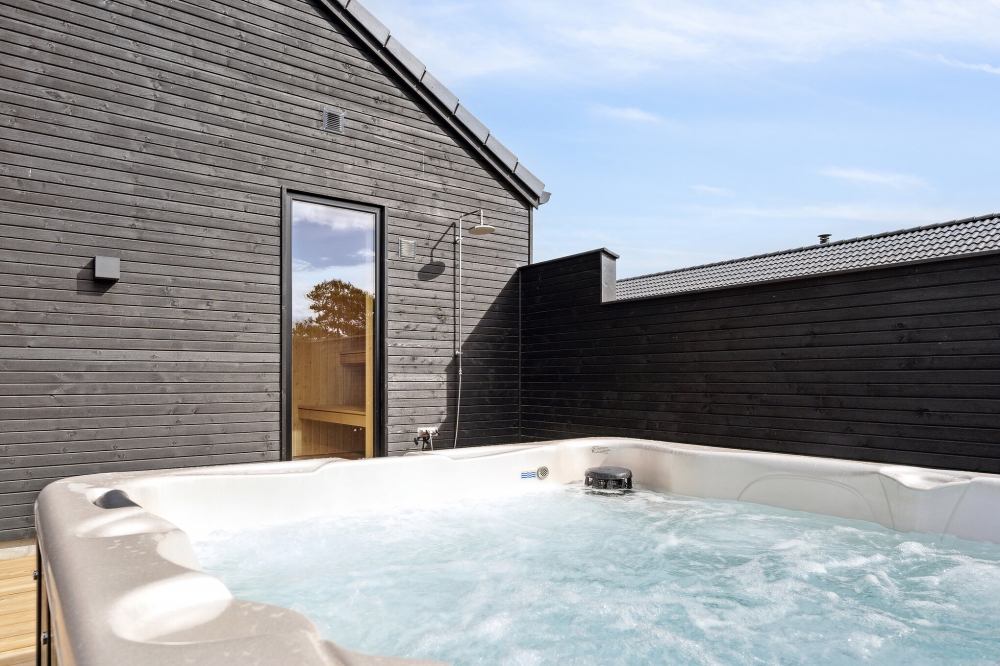 Genießen Sie den warmen Whirlpool im Luxusferienhaus Nr. 596 in Südjütland