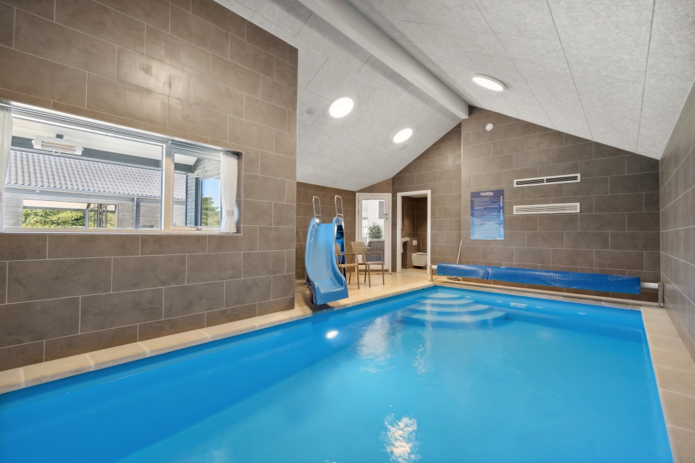 Das Ferienhaus 596 hat einen schicken Poolbereich mit Wasserrutsche, einem geräumigen, eingelassenen Whirlpool und einer Sauna.