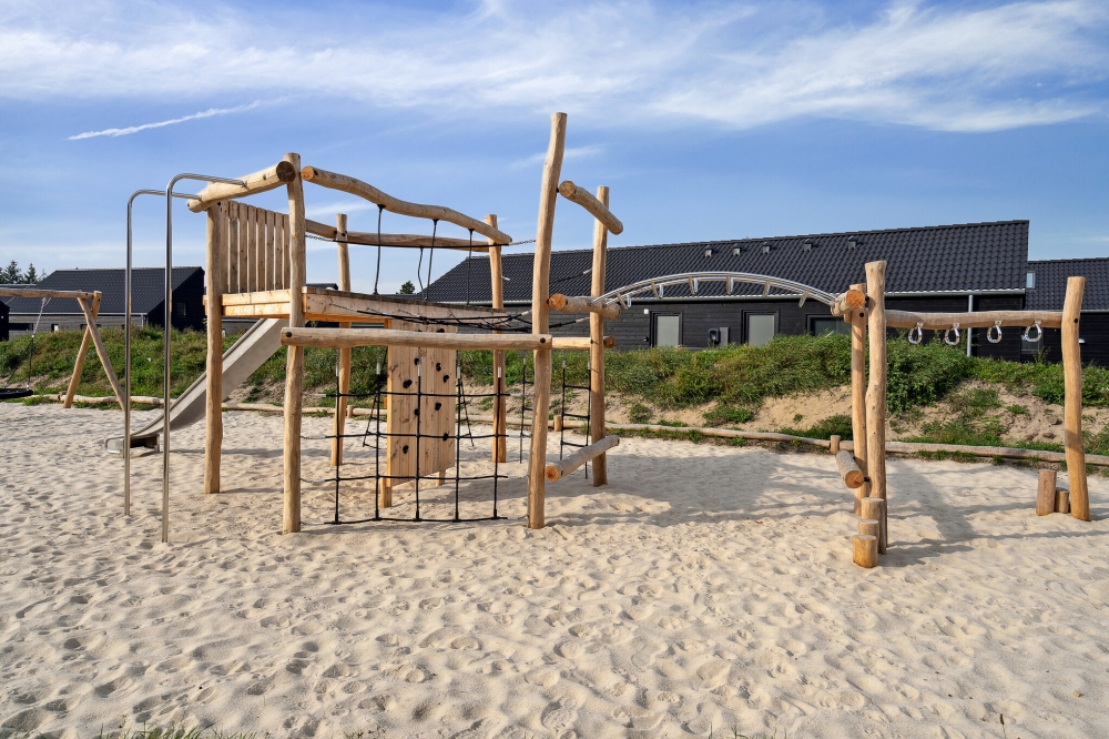 Zu dem attraktiven Ferienhaus Nr. 596 in Südjütland gehört auch ein tolles Angebot im Außenbereich, z. B. Spieleturm und Schaukeln