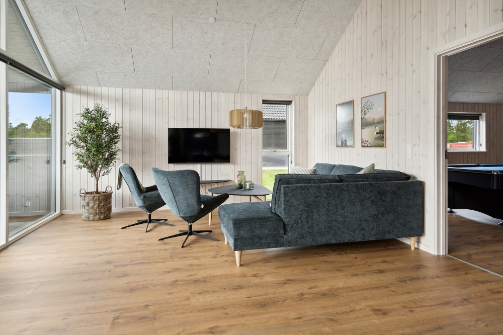 Die Couch im Luxusferienhaus Nr. 597 in Südjütland lädt zu Gesellschaftsspielen oder zu Kinoabenden ein.