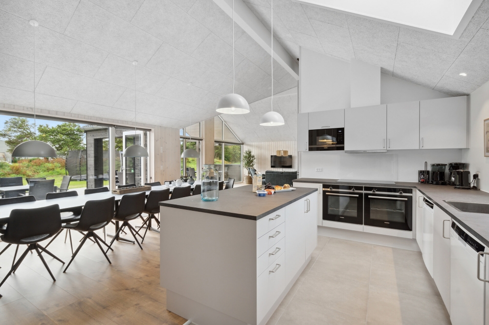 Gut ausgestattete Küche im Luxusferienhaus Nr. 597 in Südjütland.