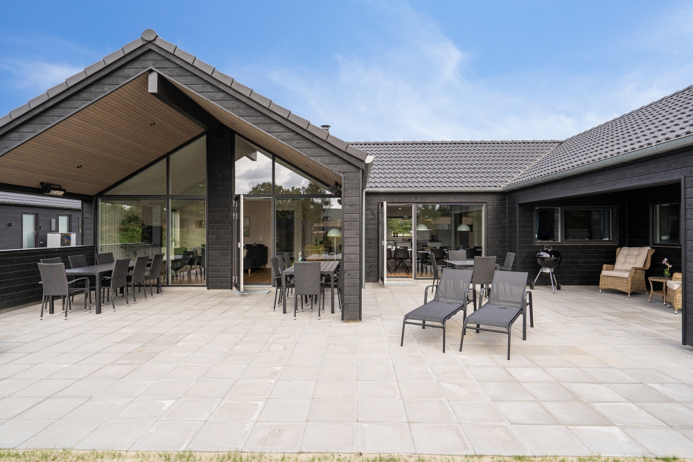 Genießen Sie einen Grillabend auf der Terrasse des Luxusferienhauses Nr. 597 in Südjütland