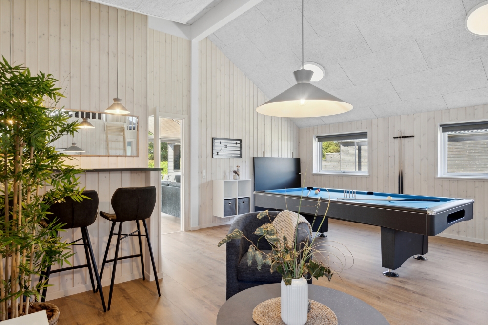 Das Luxusferienhaus 597 für 18 Personen hat einen großen Aktivitätsraum mit u. a. Billard und Darts