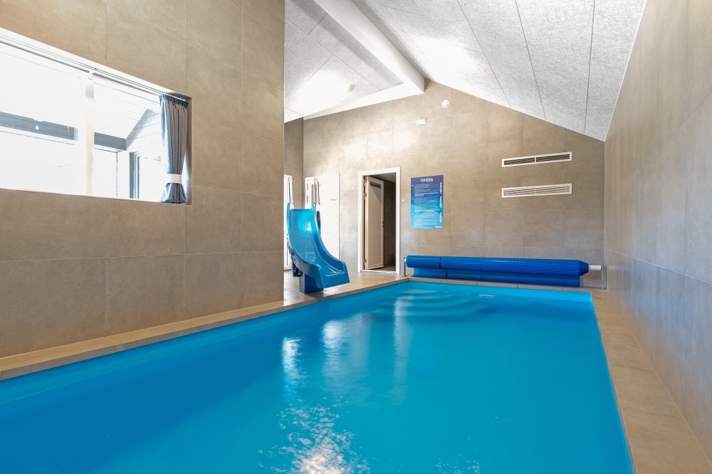 Das Ferienhaus 597 hat einen schicken Poolbereich mit Wasserrutsche, einem geräumigen, eingelassenen Whirlpool und einer Sauna.