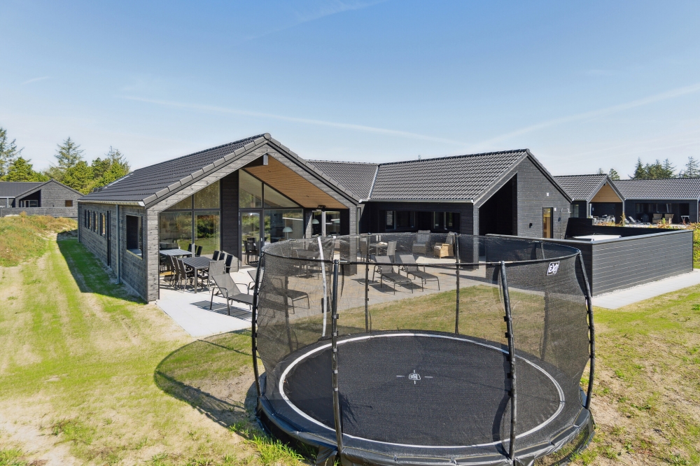 Zu dem attraktiven Ferienhaus Nr. 597 in Südjütland gehört auch ein tolles Angebot im Außenbereich, z. B. Spieleturm und Schaukeln