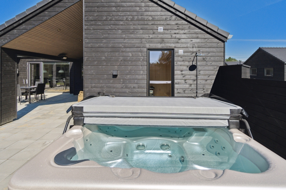 Genießen Sie den warmen Whirlpool im Luxusferienhaus Nr. 597 in Südjütland
