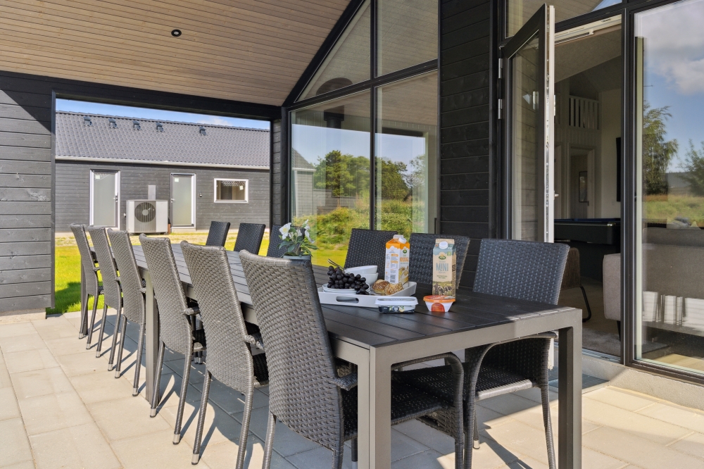 Auf der Terrasse des Ferienhauses Nr. 598 ist Platz für 20 Personen.