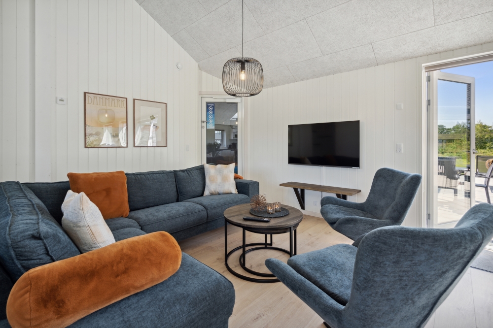 Die Couch im Luxusferienhaus Nr. 598 in Südjütland lädt zu Gesellschaftsspielen oder zu Kinoabenden ein.