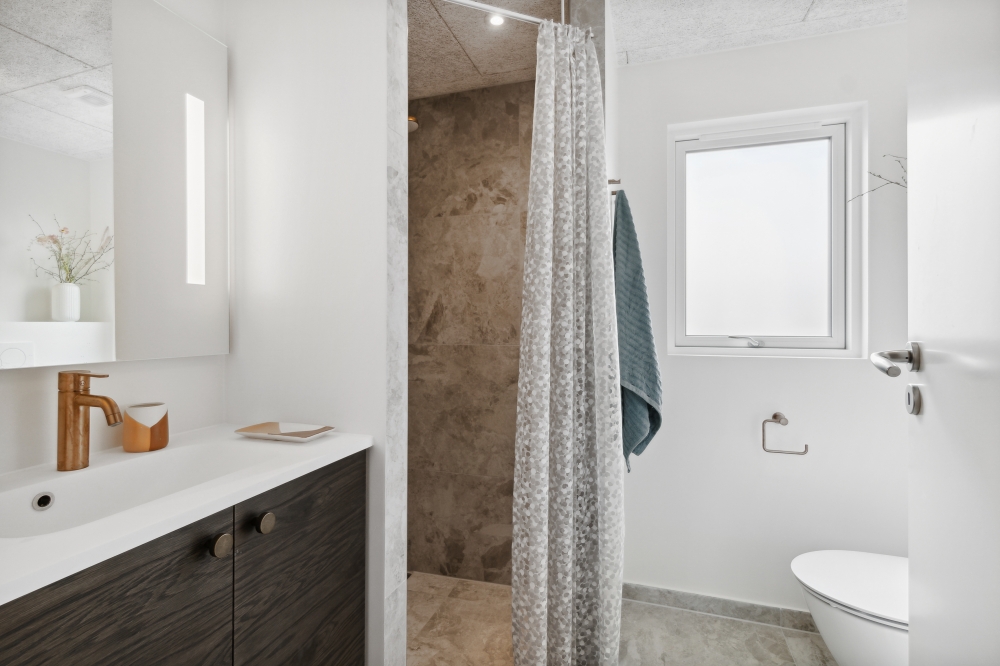 Eines der Badezimmer im Luxusferienhaus Nr. 584