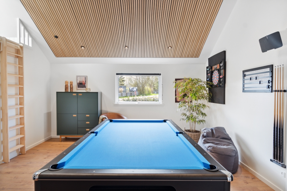 Neben den vielen schönen Stunden, die man im Poolbereich des Hauses verbringen kann, bietet das Luxusferienhaus 584 auch Spielevergnügen bei Billard/Tischtennis und Darts