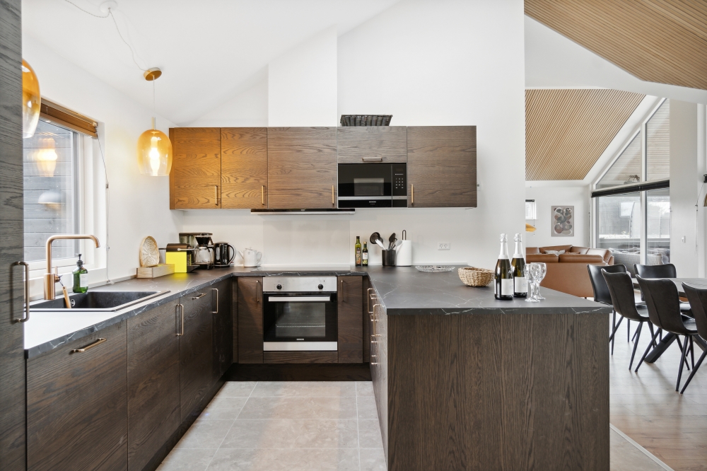 Die Küche in dem Luxusferienhaus Nr. 584 ist so gut ausgestattet, dass man problemlos Mahlzeiten für 14 Personen zubereiten kann.