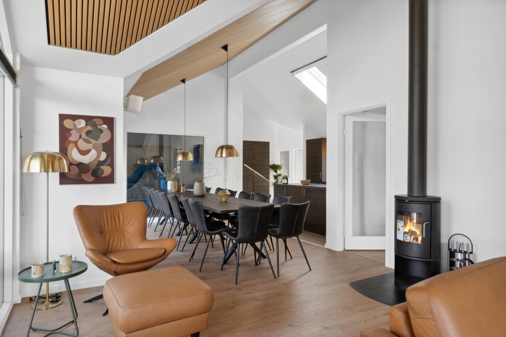 Die Couch im Luxusferienhaus Nr. 584 in Nordseeland lädt zu Gesellschaftsspielen oder zu Kinoabenden ein.