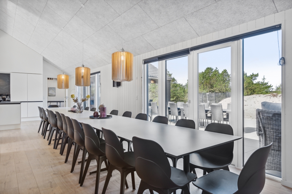 Der große, lichtdurchflutete Aufenthaltsraum im Luxusferienhaus Nr. 585 für 24.