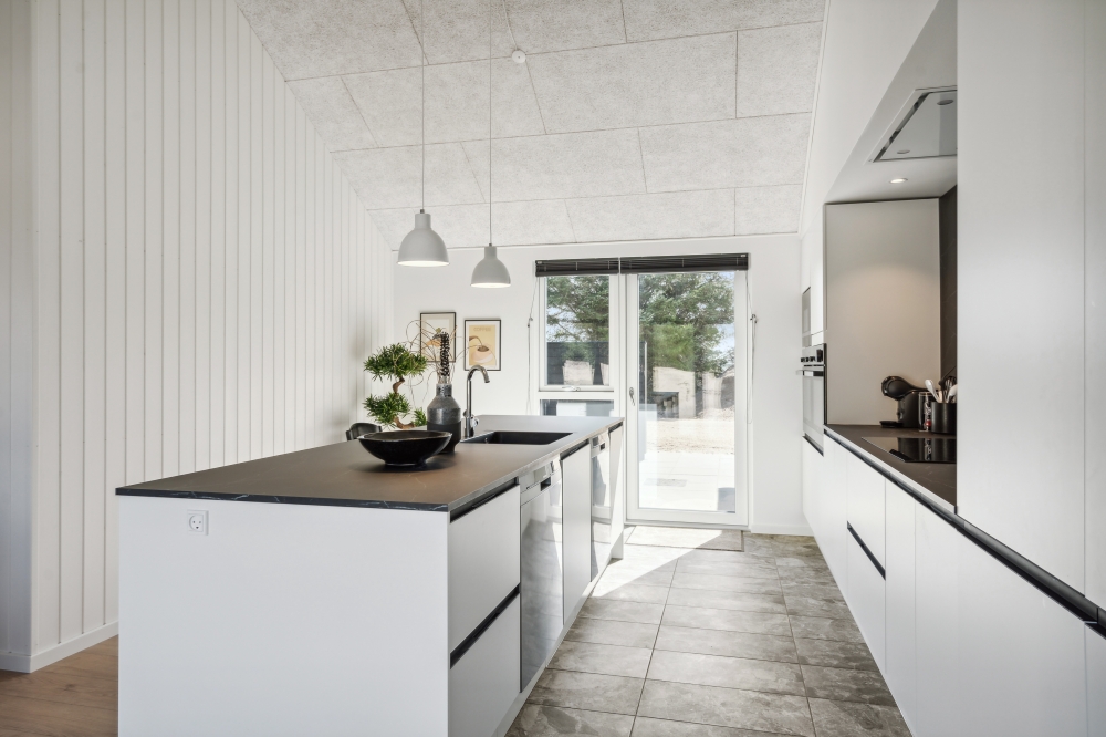 Gut ausgestattete Küche im Luxusferienhaus Nr. 585 in Westjütland.