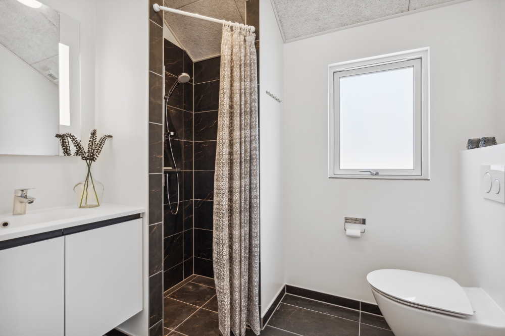 Im Luxusferienhaus Nr. 585 für 24 Personen gibt es Bad mit Dusche.