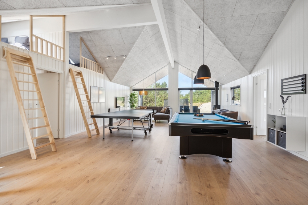 Das Luxusferienhaus 585 für 24 Personen hat einen großen Aktivitätsraum mit u. a. Billard und Darts
