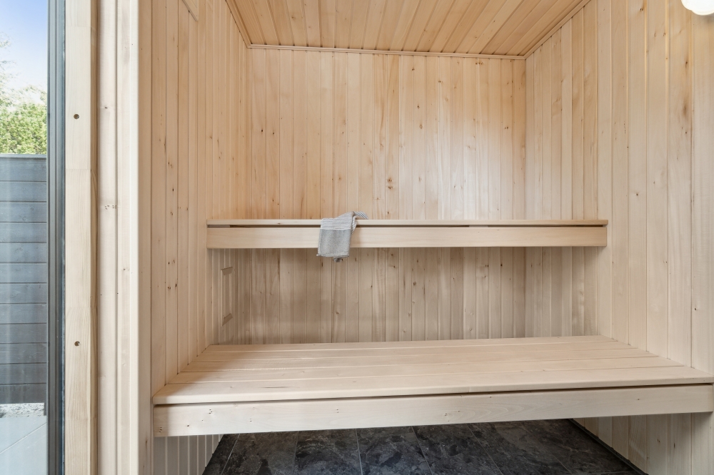 Genießen Sie die heiße Sauna im Luxusferienhaus Nr. 585 für 24 Personen