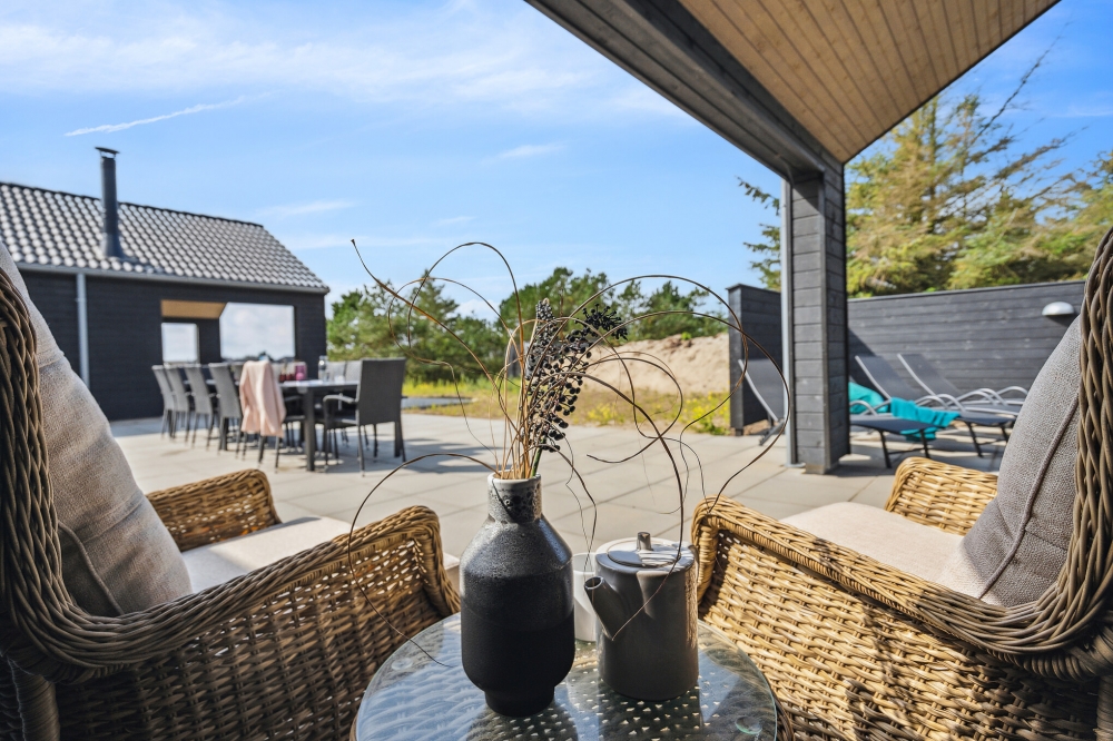 Auf der Terrasse des Ferienhauses Nr. 585 ist Platz für 24 Personen.