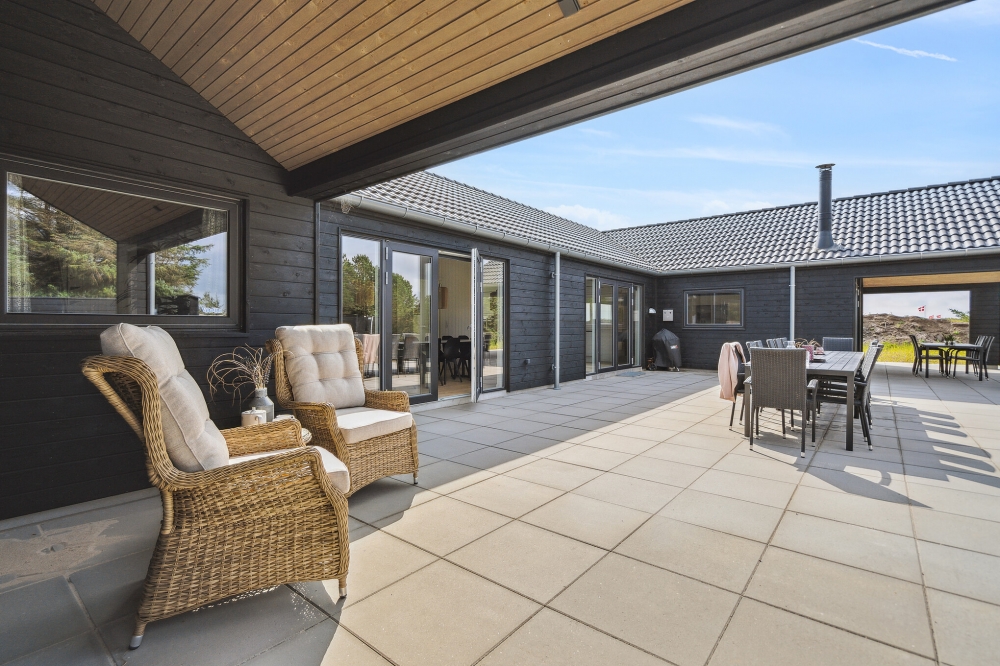 Das Luxusferienhaus Nr. 585 hat eine tolle Terrasse, die mit hochwertigen Gartenmöbeln für 24 Personen ausgestattet ist.