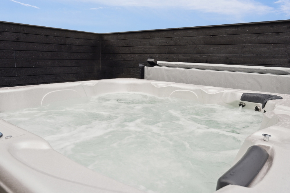 Genießen Sie den warmen Whirlpool im Luxusferienhaus Nr. 585 in Westjütland