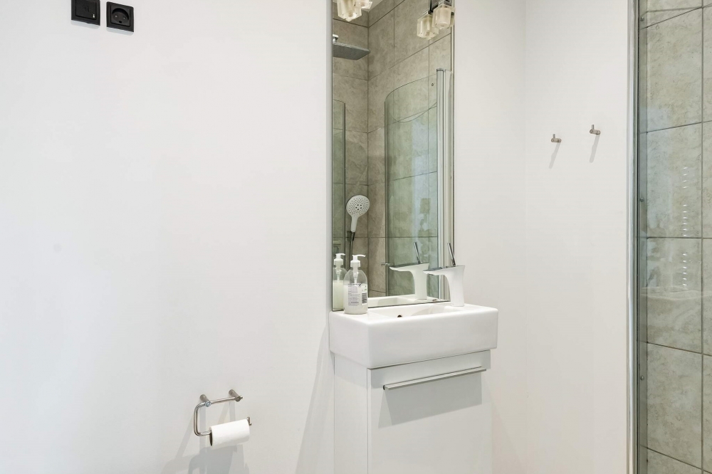 Im Luxusferienhaus Nr. 602 für 26 Personen gibt es ein Bad mit Dusche.