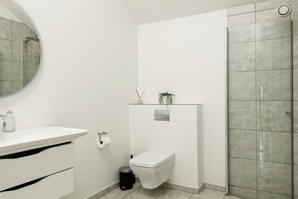 Im Luxusferienhaus Nr. 602 für 26 Personen gibt es Bad mit Dusche.