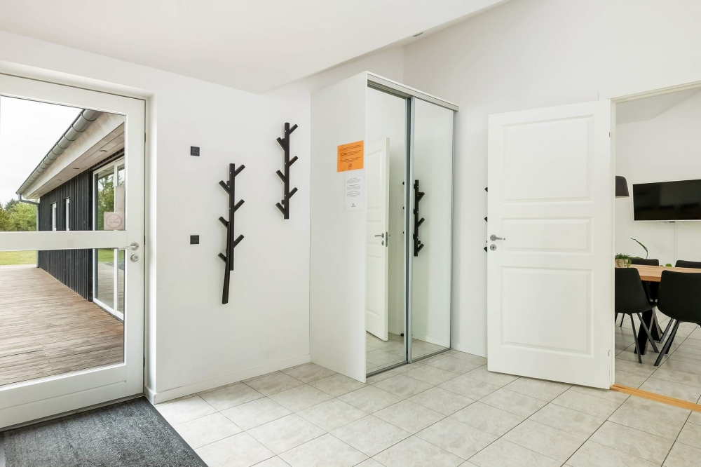 Der geräumige Eingangsbereich im Luxusferienhaus Nr. 602 in Nordjütland