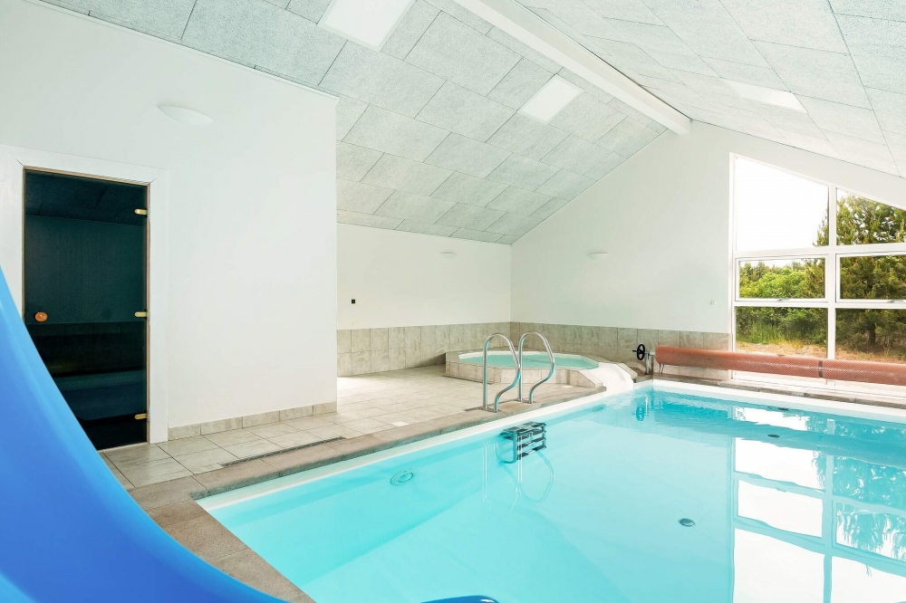 Hüpft im Luxusferienhaus Nr. 602 in Nordjütland in den Pool.