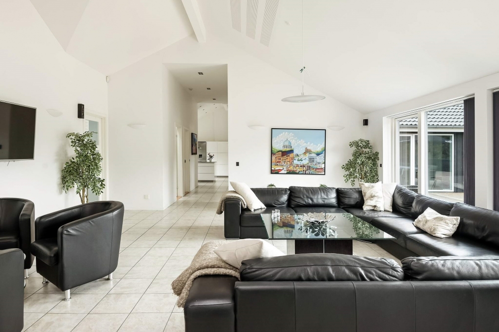 Die Couch im Luxusferienhaus Nr. 602 in Nordjütland lädt zu Gesellschaftsspielen oder zu Kinoabenden ein.