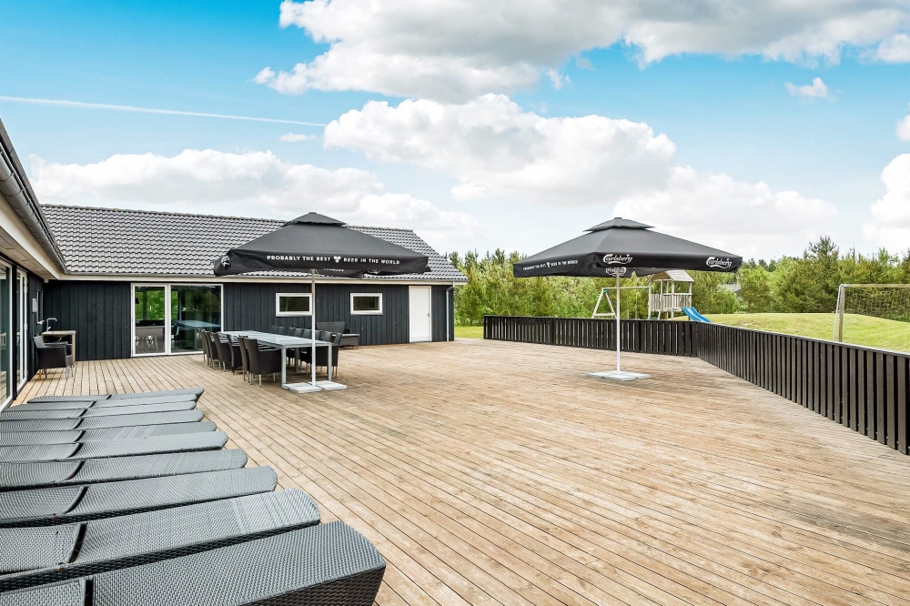 Genießen Sie einen Grillabend auf der Terrasse des Luxusferienhauses Nr. 602 in Nordjütland