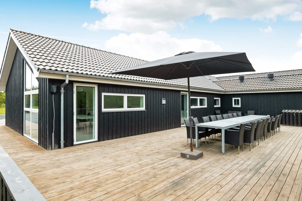 Auf der Terrasse des Ferienhauses Nr. 602 ist Platz für 26 Personen.