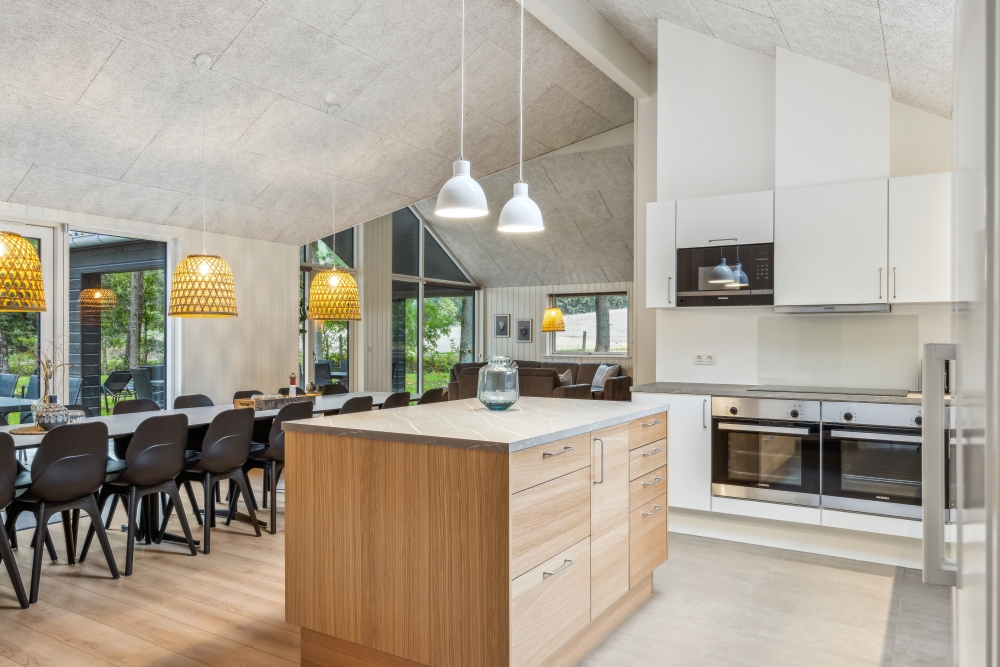 Die Küche in dem Luxusferienhaus Nr. 750 ist so gut ausgestattet, dass man problemlos Mahlzeiten für 18 Personen zubereiten kann.