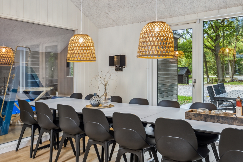 Der große, lichtdurchflutete Aufenthaltsraum im Luxusferienhaus Nr. 750 für 18.