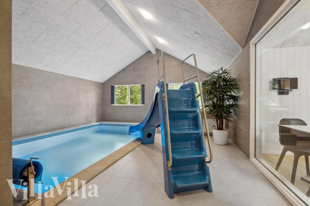 Das Ferienhaus 750 hat einen schicken Poolbereich mit Wasserrutsche, einem geräumigen, eingelassenen Whirlpool und einer Sauna.