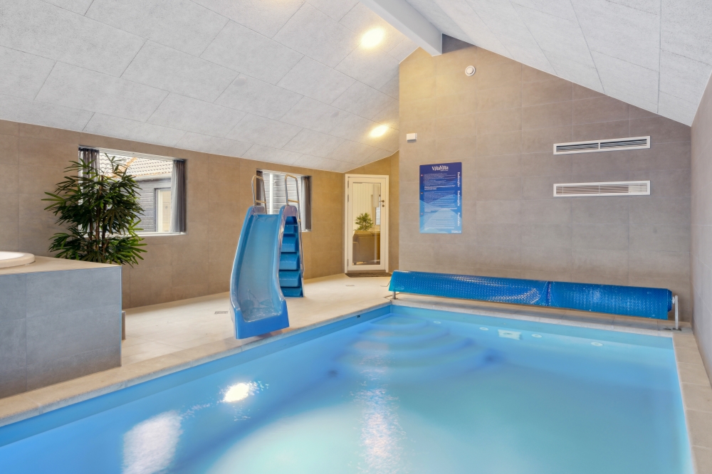 Das Ferienhaus 751 hat einen schicken Poolbereich mit Wasserrutsche, einem geräumigen, eingelassenen Whirlpool und einer Sauna.